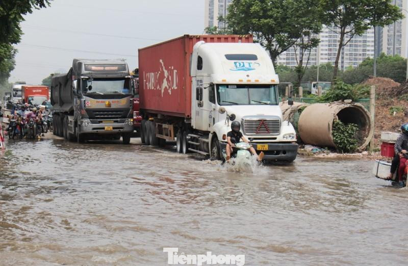 Cho ý kiến về việc sau hơn một ngày Hà Nội không còn mưa lớn, nhưng một số hầm chui và đường gom Đại lộ Thăng Long vẫn ngập sâu, đại diện Cty Thoát nước Hà Nội vừa thông tin với PV Tiền Phong: nguyên nhân ngập kéo dài là do nước sông Nhuệ dâng cao, dẫn đến hệ thống thoát nước tự chảy bị tê liệt. Ảnh chụp trên Đại lộ Thăng Long chiều 25/5.