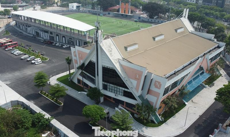 Hệ thống đường giao thông xung quanh và đường kết nối giữa nhà thi đấu với đường Võ Chí Công bên ngoài cũng được quy hoạch, đầu tư đồng bộ. Hệ thống đường giao thông xung quanh và đường kết nối giữa nhà thi đấu với đường Võ Chí Công bên ngoài cũng được quy hoạch, đầu tư đồng bộ.