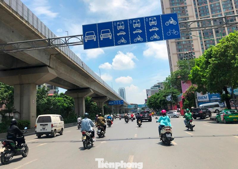 Tuy có hạ tầng đồng bộ và mặt cắt rộng, nhưng tất cả các làn xe trên đường Nguyễn Trãi đang lưu thông hỗn hợp. Bên trên có biển phân dòng phương tiện với 2 làn ô tô đi sát dải phân cách giữa, tuy nhiên do việc phân làn này chỉ là biển báo và vạch sơn đứt nên xe máy vẫn đi vào.