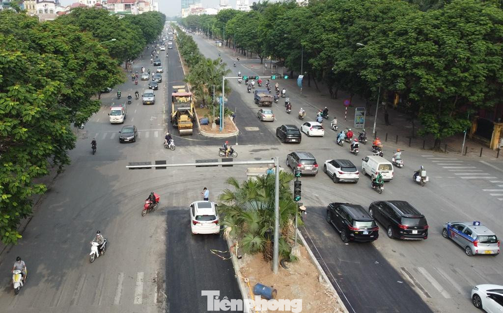 Việc dải phân cách giữa được thu hẹp lại ngoài giúp mở rộng đường, việc này còn giúp cho các nút giao cũng được mở rộng, phương tiện có không gian rẽ phải, rẽ trái, quay đầu... giảm được xung đột.