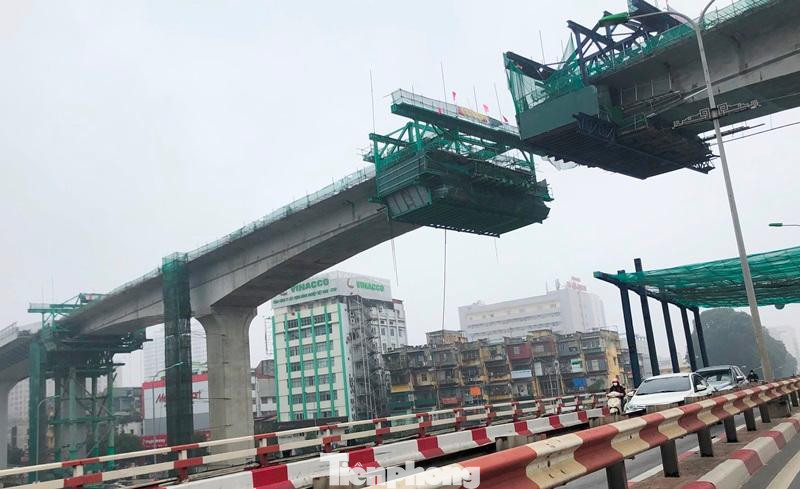 Với hạng mục đường trên cao, ông Khương cho biết, nhà đầu tư có kế hoạch hợp long đoạn đường trên cao tại nút giao Ngã Tư Vọng trước ngày 22/2/2022.