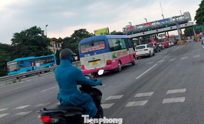 Tuy có cầu Nhật Tân nhưng lượng phương tiện qua trạm thời gian qua (trừ thời gian ảnh hưởng dịch COVID-19) vẫn rất đông. Trạm có làn thu phí tự động không dừng ETC, nhưng ghi nhận chiều 15/6, nhiều xe ô tô vẫn xếp hàng để trả tiền mặt qua trạm.