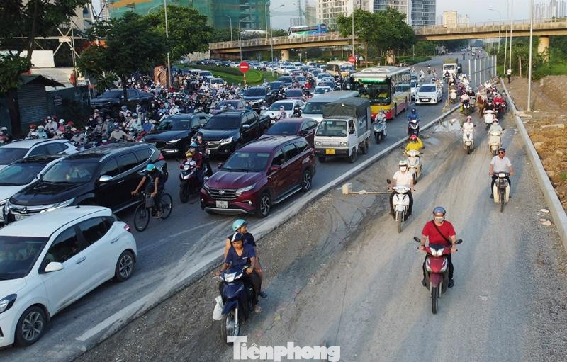 Mặc dù công trường thi công bừa bộn, ngổn ngang, không có người và thiết bị cảnh báo, điều tiết giao thông theo quy định, nhưng thông tin về việc trên với phóng viên, cả Đội Thanh tra giao thông và CSGT đóng trên địa bàn quận Nam Từ Liêm đều cho biết, họ mới chỉ biết có dự án sắp thi công ở đường gom Đại lộ Thăng Long, các cơ quan này đang chờ đơn vị thi công xuất trình giấy phép để kiểm tra, cử người giám sát (!?)