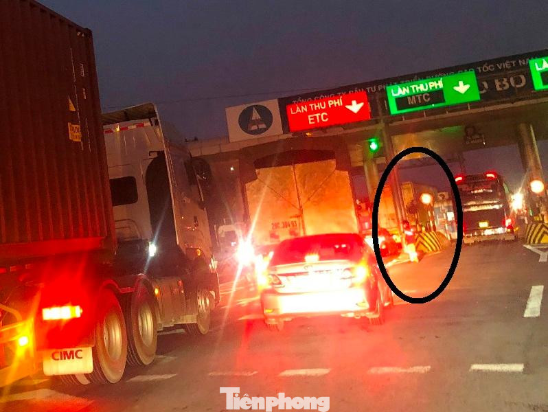 Tối 8/4, mặc dù toàn bộ tuyến cao tốc Pháp Vân – Ninh Bình, kể cả trạm thu phí không ùn tắc, nhưng tại làn thu phí ETC trạm thu phí Cao Bồ (trạm cuối tuyến) lại xảy ra ùn tắc kéo dài. Nguyên nhân, tại trạm thu phí Cao Bồ có 5 làn thu phí mỗi chiều, nhưng chỉ có 1 làn thu phí ETC, 4 làn còn lại thu tiền mặt. Thời điểm cuối giờ chiều đến 20h tối 8/4, chỉ có 1 làn ETC, nhưng phương tiện phải xếp thành 2 hàng để qua làn ETC. Trong khi 1 làn thu phí ETC tắc kéo dài, nhưng 4 làn thu phí tiền mặt thông thoáng, ít xe qua. Thời điểm khoảng 19h30 tối 8/4, do ùn tắc tại làn thu phí ETC kéo dài, xe xếp thành hàng 2 hàng 3 để chờ qua làn ETC, nhân viên trạm thu phí Cao Bồ (vòng tròn) đã ra đề nghị các xe dán thẻ ETC đi sang làn trả tiền mặt, nhiều lái xe đã bức xúc, phản ứng mạnh và cho rằng vô lý nên không thực hiện. Tình trạng trên đã làm cho nhiều xe đã dán thẻ ETC qua trạm bị quá tải, phải xếp hàng dài để chờ qua trạm, trong khi đó làn thu phí tiền mặt thông thoáng.