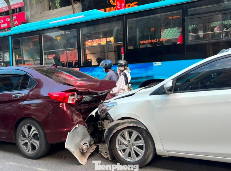 Va chạm giao thông giữa 2 ô tô trên đường Quang Trung (Hà Đông) vào chiều nay. Va chạm giao thông giữa 2 ô tô trên đường Quang Trung (Hà Đông) vào chiều nay.