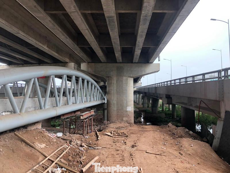 Hiện việc thi công, lắp đặt các dầm cầu, vòm cầu đã cơ bản xong. Đơn vị thi công đang triển khai các hạng mục hoàn thiện, trong đó có sơn hàn vị trí đấu nối, thảm nhựa bê tông mặt cầu.