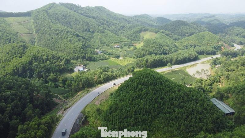 Địa thế đường đi qua nhiều đồi núi nên đã tạo thành con đường uốn lượn, đi trong những vạt cây xanh bạt ngàn, thơ mộng.