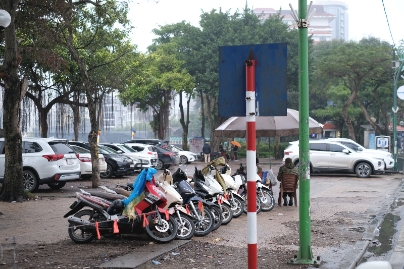Tương tự, điểm trông giữ xe tại chùa Trấn Quốc cũng thu giá “chặt chém”.