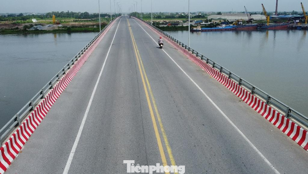 Cụ thể, theo phương án tài chính, từ khi dự án bắt đầu thu phí đến hết năm 2021 dự án phải đạt doanh số tiền hơn 567 tỷ đồng, tuy nhiên trao đổi với PV Tiền phong, đại diện Cty CP BOT cầu Thái Hà (đại diện nhà đầu tư) cho biết, con số này chỉ đạt khoảng 80 tỷ, bằng 12% phương án tài chính.