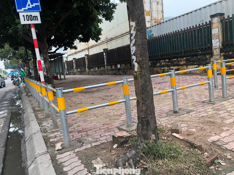 Vỉa hè đường Phạm Hùng có chiều rộng mặt cắt ngang từ 5 đến 7 mét, nhưng đoạn đi qua bến xe Mỹ Đình vừa được dựng hàng rào quây kín.