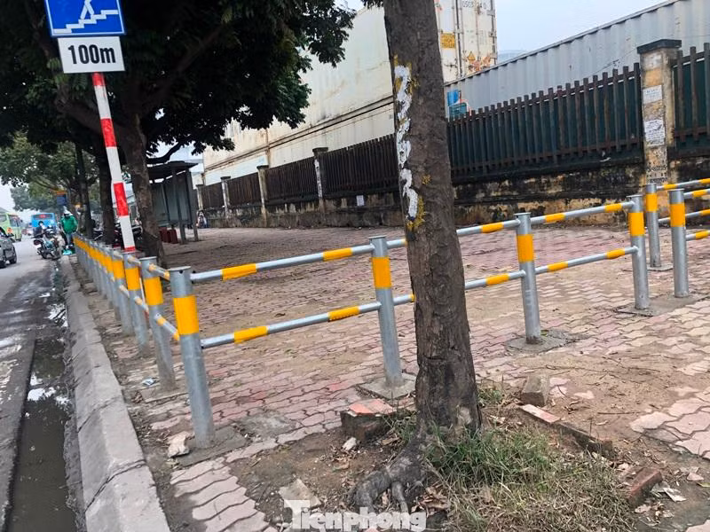 Vỉa hè đường Phạm Hùng có chiều rộng mặt cắt ngang từ 5 đến 7 mét, nhưng đoạn đi qua bến xe Mỹ Đình vừa được dựng hàng rào quây kín.
