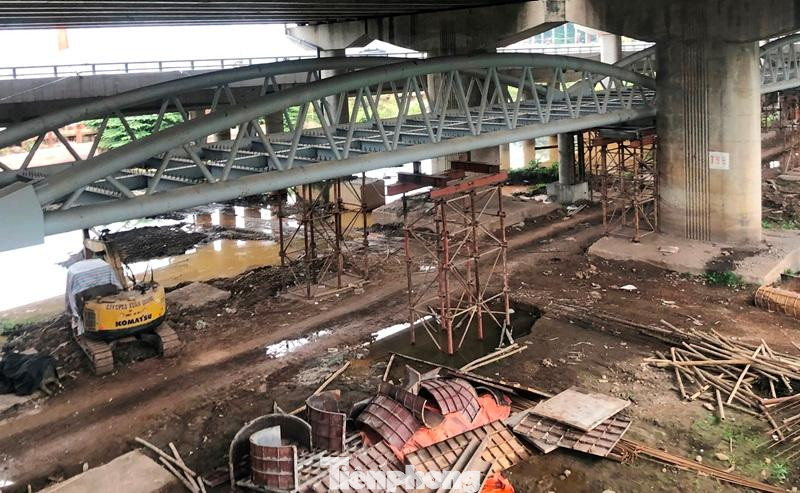 Máy móc, phương tiện, vật liệu được huy động đến đang nằm yên trong thời gian dài