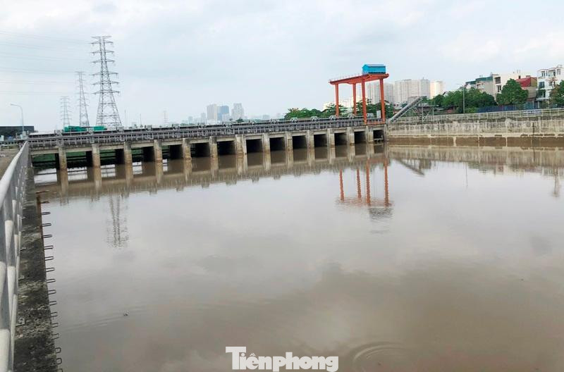Hồ thu gom và chứa nước để trạm bơm Yên Nghĩa hoạt động ngày hôm qua cạn sâu.