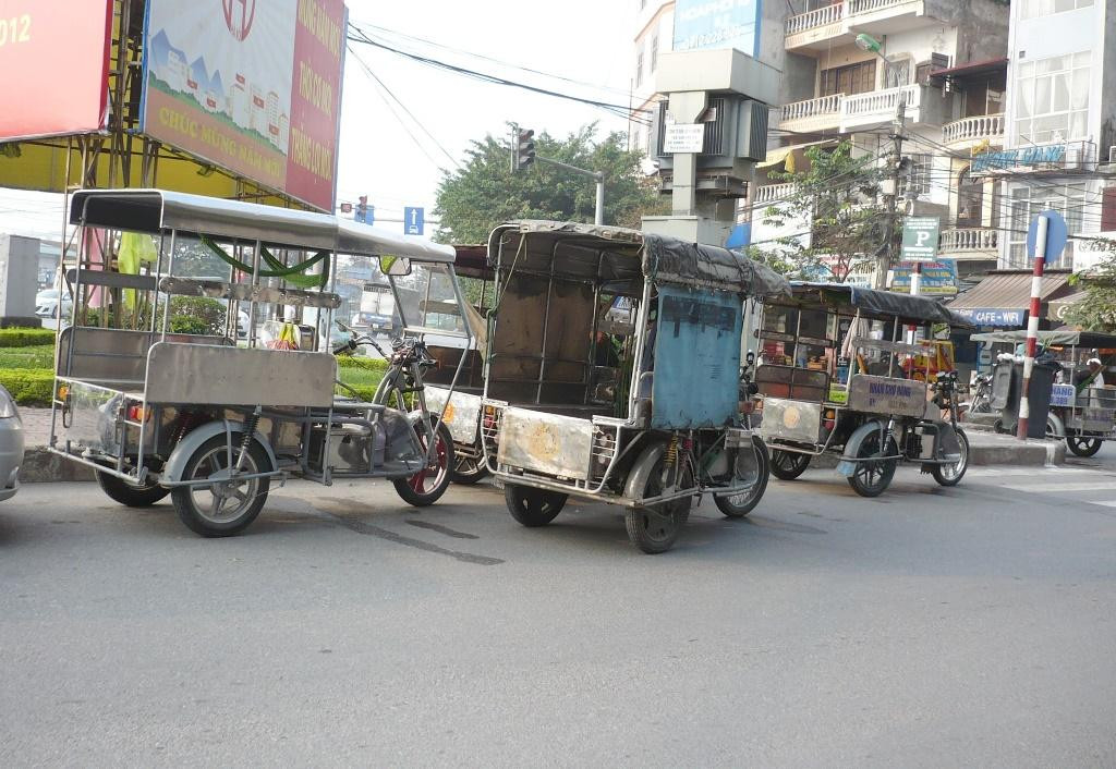 Trong nhiều năm qua, Thành phố Hà Nội cũng đã nhiều lần chỉ đạo Công an, Sở GTVT Hà Nội xóa xe ba bánh tự chế, tuy nhiên đến nay việc này chỉ dừng ở những đợt ra quân. Sau đó, xe ba bánh tự chế chở hàng vẫn hoạt động nhộn nhịp trên nhiều tuyến phố. Ảnh chụp tại nút giao Giải Phóng - Trương Định.