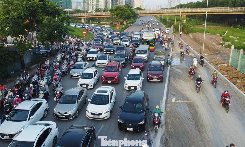 Công trường dự án tại đoạn nút giao cầu vượt Phú Đô (Nam Từ Liêm) thường xuyên gây ùn tắc kéo dài vào giờ cao điểm.