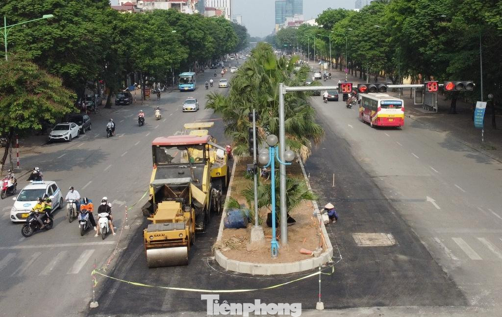 Với mục tiêu mở rộng lòng đường, cải tạo các nút giao để giảm xung đột, ùn tắc giao thông từ ngày 20/1/2022, dự án Điều chỉnh, thu hẹp dải phân cách giữa để mở rộng lòng đường Hoàng Quốc Việt đã được thực hiện với thời gian 90 ngày (hoàn thành dịp nghỉ lễ 30/4/2022).