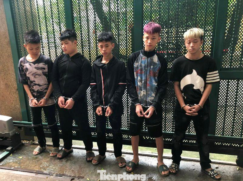 5 đối tượng cướp tài sản tại Phòng Cảnh sát hình sự, Công an Hà Nội sáng nay. Ảnh: Trọng Đảng.