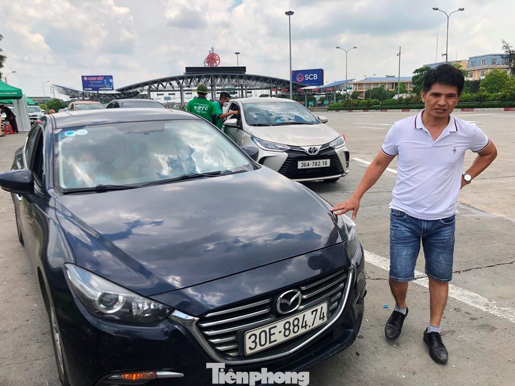 Thông tin với PV Tiền Phong và những người làm nhiệm vụ tại trạm BOT Pháp Vân - Cầu Giẽ ngày 1/8, chủ xe 30E-884.74 buồn bã cho biết, anh đã dán thẻ ETC loại ePass của (Cty CP Giao thông số - VDTC) nhiều tháng nay, nhưng lần nào đi qua trạm BOT Pháp Vân - Cầu Giẽ anh cũng không được barie mở cho đi qua. Cuối cùng phải có sự can thiệp của nhân viên xe 30E-884.74 mới qua được trạm thu phí.