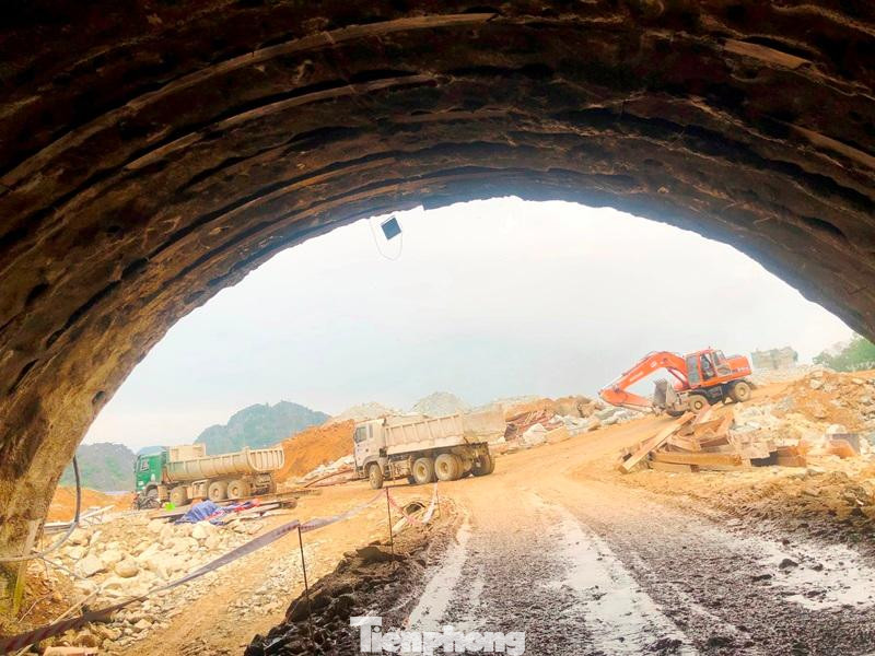 Sau khi hoàn thành việc khoan, đào, lắp đốt bê tông, hầm Thung Thi chiều rộng mặt cắt ngang 14 mét - tương đương 3 làn xe ô tô chạy, cao 8 mét mỗi ống hầm Sau khi hoàn thành việc khoan, đào, lắp đốt bê tông, hầm Thung Thi chiều rộng mặt cắt ngang 14 mét - tương đương 3 làn xe ô tô chạy, cao 8 mét mỗi ống hầm