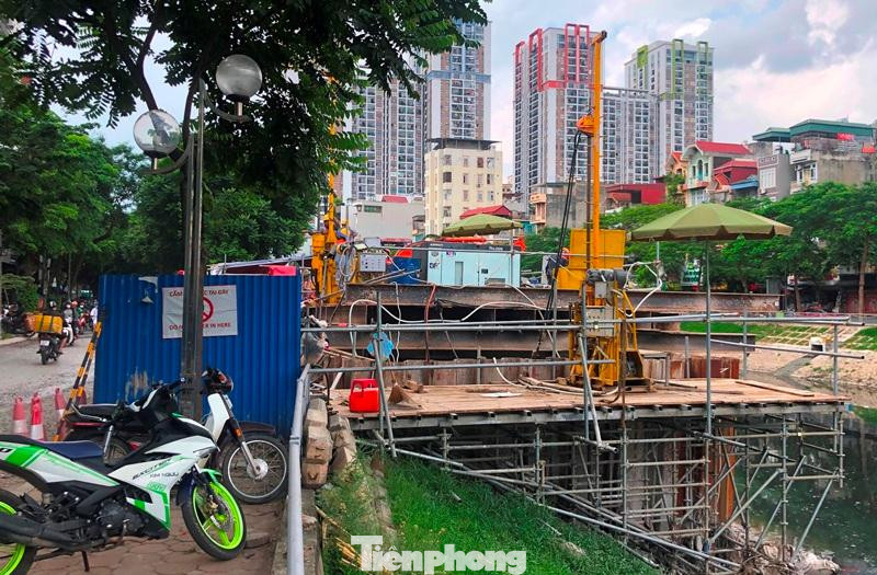 Toàn bộ công trường thi công giếng kỹ thuật có ký hiệu 1.11 trước số nhà 411 phố Vũ Tông Phan, xảy ra sự cố nứt, lún mặt đường.