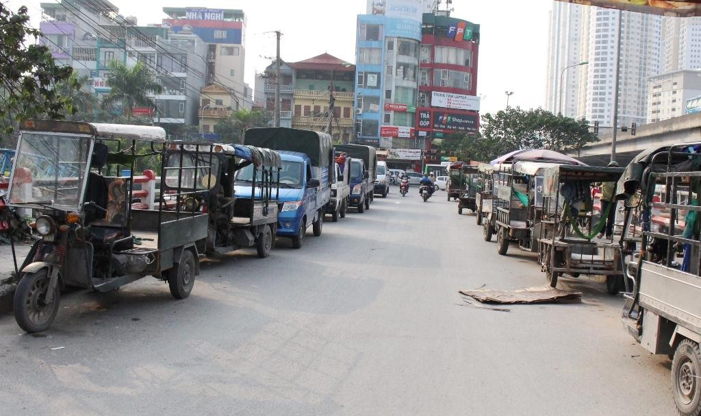 Sau một số vụ tai nạn nghiêm trọng, trong đó có vụ xe ba bánh chở sắt chạy ngược chiều đâm vỡ kính xe buýt, xe chở tôn làm thiệt mạng một học sinh đi trên đường, Chủ tịch UBND thành phố Hà Nội đã có chỉ đạo Công an, Sở GTVT Hà Nội kiểm tra, xử lý nghiêm theo quy định. Nhưng đã 10 ngày chỉ đạo được đưa ra, nhưng đến nay xe ba bánh vẫn chạy lông nhông, dừng đỗ thành "bến cóc" trên nhiều tuyến đường. Ảnh chụp tại Cầu Dậu - Vành đai 3.