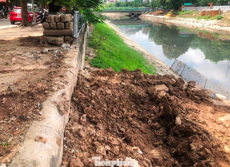 Để thực hiện dự án, các đơn vị thi công đã san ủi rất nhiều mét vỉa hè, bờ kè sông Tô Lịch vừa được xây dựng chưa lâu.
