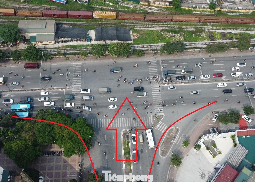 Theo phương án thiết kế nút giao vừa được Bộ GTVT thống nhất với thành phố Hà Nội, đường Vành đai 2,5 hướng Kim Đồng - Định Công sẽ đi ngầm qua đường Giải Phóng (mũi tên đỏ), mặt bằng bên trên Bộ GTVT sẽ thi công hệ thống đường sắt đô thị và đường sắt quốc gia đi trên cao. Để mở rộng nút làm hầm, vỉa hè và hệ thống cây xanh (đường chỉ màu đỏ sẽ được giải phóng). Theo phương án thiết kế nút giao vừa được Bộ GTVT thống nhất với thành phố Hà Nội, đường Vành đai 2,5 hướng Kim Đồng - Định Công sẽ đi ngầm qua đường Giải Phóng (mũi tên đỏ), mặt bằng bên trên Bộ GTVT sẽ thi công hệ thống đường sắt đô thị và đường sắt quốc gia đi trên cao. Để mở rộng nút làm hầm, vỉa hè và hệ thống cây xanh (đường chỉ màu đỏ sẽ được giải phóng).