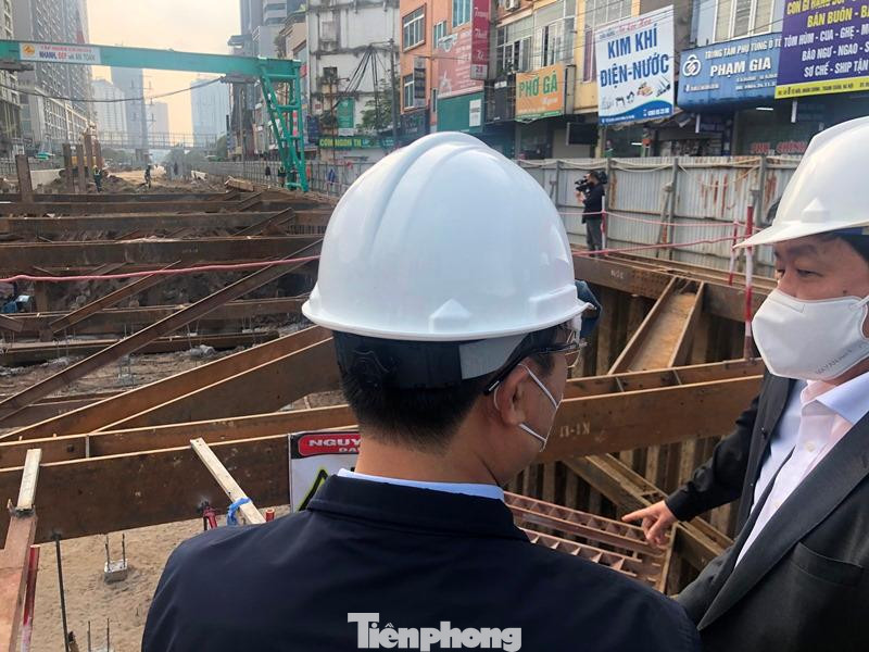 Ghi nhận các nội dung Ban Giao thông báo cáo, Phó Chủ tịch UBND thành phố Hà Nội Dương Đức Tuấn (đứng thứ 2 từ trái sang) đã yêu cầu chủ đầu tư đáp ứng tiến độ trên và cho biết, tiến độ phải đi đôi với chất lượng, an toàn và tổ chức giao thông khoa học để kết nối với các tuyến đường, nút giao khác. Ghi nhận các nội dung Ban Giao thông báo cáo, Phó Chủ tịch UBND thành phố Hà Nội Dương Đức Tuấn (đứng thứ 2 từ trái sang) đã yêu cầu chủ đầu tư đáp ứng tiến độ trên và cho biết, tiến độ phải đi đôi với chất lượng, an toàn và tổ chức giao thông khoa học để kết nối với các tuyến đường, nút giao khác.