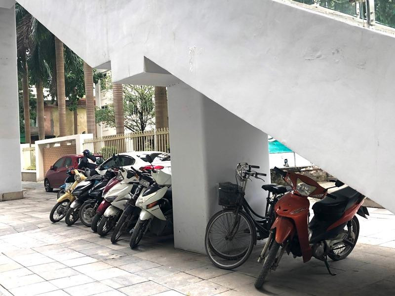 Tại ga Văn Khê và ga Hà Đông, vỉa hè và mặt bằng tầng 1 đang bị biến thành điểm trông xe lậu và thu phí chặt chém, không có vé theo quy định, trong đó có xe máy. Tại ga Văn Khê và ga Hà Đông, vỉa hè và mặt bằng tầng 1 đang bị biến thành điểm trông xe lậu và thu phí chặt chém, không có vé theo quy định, trong đó có xe máy.