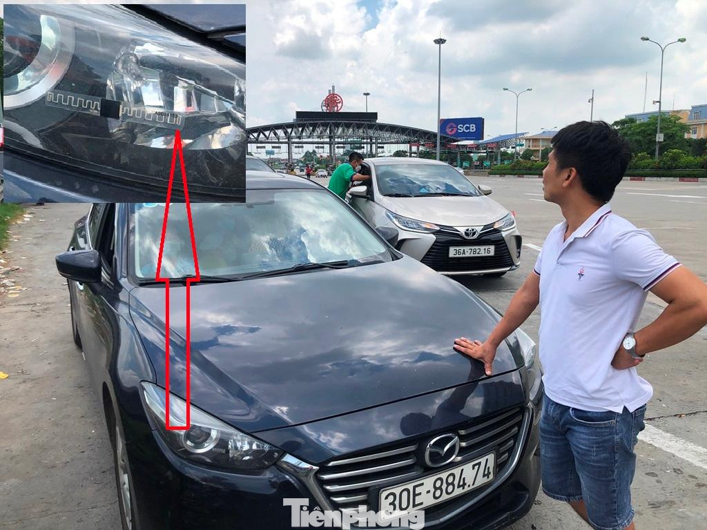 Tuy nhiên, trong hàng nghìn lượt xe qua lại trạm BOT Pháp Vân - Cầu Giẽ không cần dừng trong ngày 1/8 bằng thẻ ETC thì cũng có nhiều xe đã dán thẻ ETC và nộp tiền nhưng vẫn phải dừng vì qua trạm barie không mở để đi qua. Trong số này có xe 30E-884.74 và sau đó được lực lượng chức năng yêu cầu vào khu vực dừng khẩn cấp để tìm hiểu nguyên nhân.