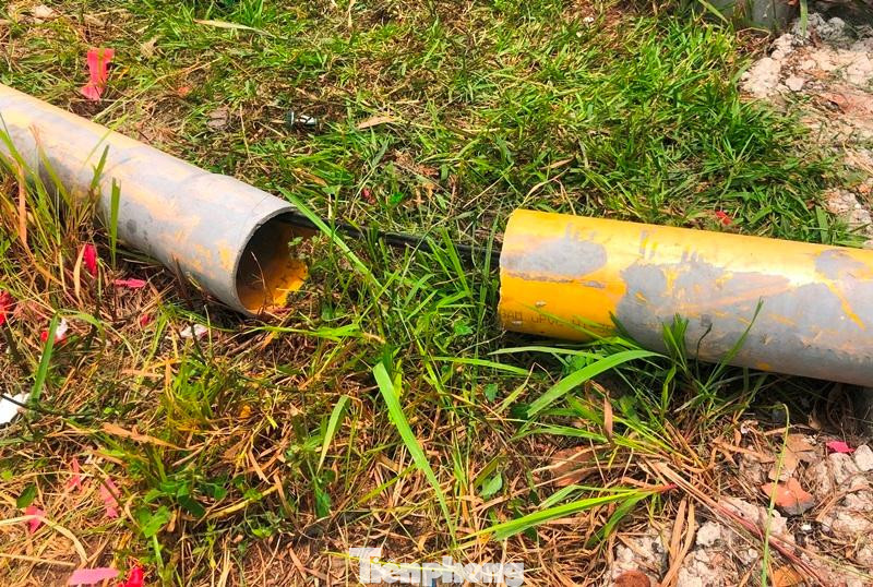 Đoạn đường ống bảo vệ dây cáp quang bị hở được dựng lại, khi nhân viên cắt cỏ đưa máy cắt đến đây đã "lia" đúng vào chỗ dây bị hở, dẫn đến đứt cáp.