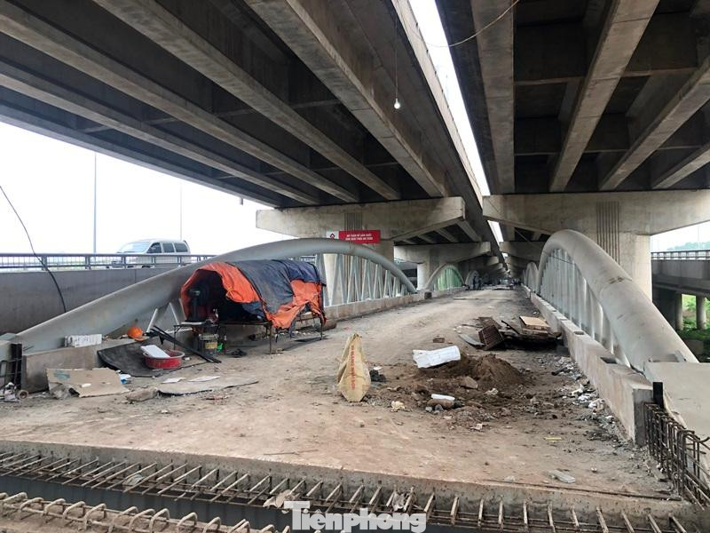 Cầu có mặt cắt rộng 7,5 mét - tương đương 2 làn xe. Cầu sắt có thiết kế nhịp dầm vòm dạng ống thép, chiều dài một nhịp 33 mét.