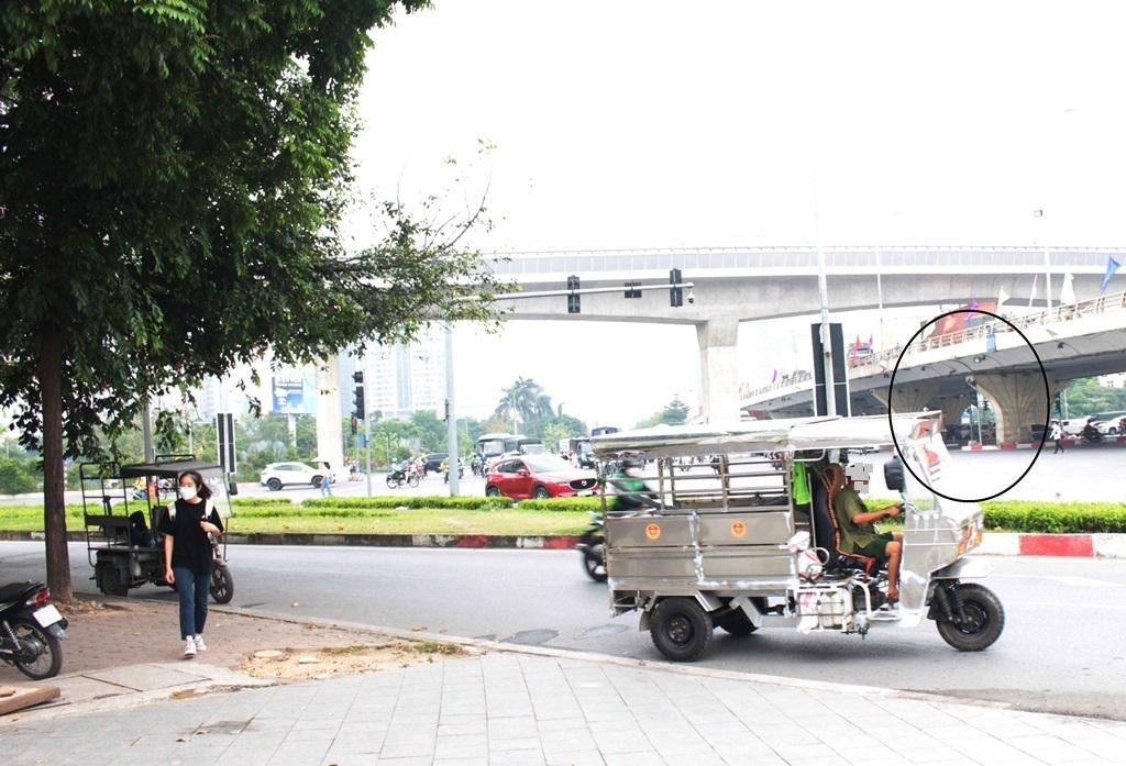 Tại khu vực nút giao Mai Dịch, xe ba bánh tự chế không biển số còn tập trung thành từng tốp, cách đó khoảng 100 mét là chốt trực thường xuyên của CSGT (vòng tròn). Ảnh chụp ngày 11/5.