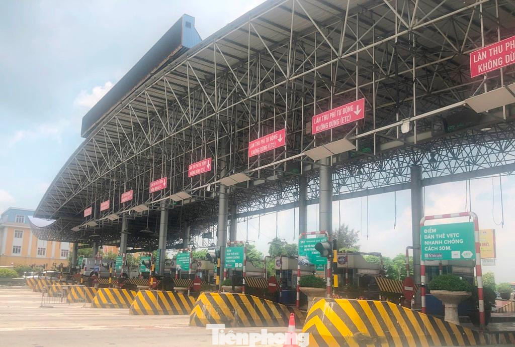 Từ sáng sớm 1/8, tất cả các làn thu phí tại trạm BOT Pháp Vân - Cầu Giẽ đều thông báo biển thực hiện thu phí không dừng xe đi qua.