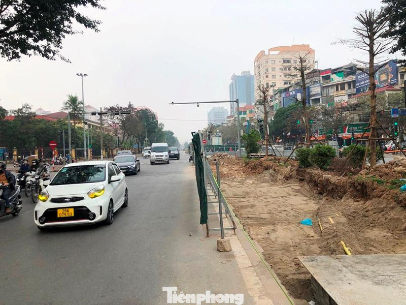 Dự án có tiến độ thi công 90 ngày, dự kiến khoảng giữa tháng 4/2022 xong. Từ 6 làn đường, sau khi dự án thi công xong, đường Hoàng Quốc Việt từ Bưởi đến đường Vành đai 3 sẽ rộng 8 làn xe.