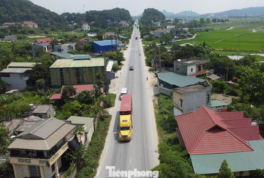 Dự án đi qua nhiều khu dân cư; tim mỗi chiều đường không có dải phân cách, hai bên đường rất ít có bờ lan can bảo vệ.