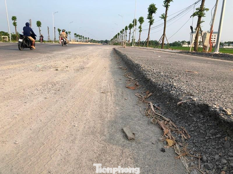 Thậm chí đoạn gần ngã ba Bình Đà mặt đường với các lớp thảm nhựa cao thấp chênh nhau khoảng 20 cm, có thể gây trượt, đổ xe máy, mất lái với người đi ô tô bất kỳ lúc nào. Thậm chí đoạn gần ngã ba Bình Đà mặt đường với các lớp thảm nhựa cao thấp chênh nhau khoảng 20 cm, có thể gây trượt, đổ xe máy, mất lái với người đi ô tô bất kỳ lúc nào.