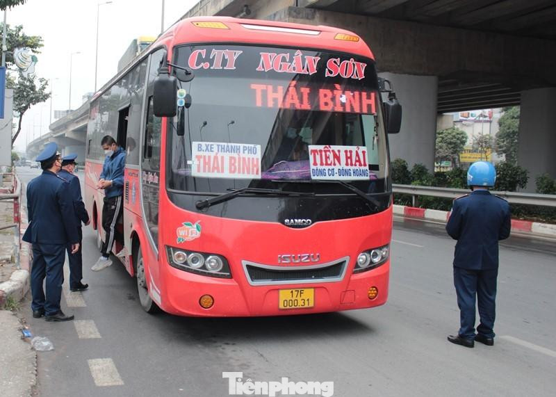 Có 6 khu vực được Thanh tra giao thông Hà Nội lập "chốt" lưu động dừng xe kiểm tra bao gồm: Đường Giải Phóng, Kim Đồng (khu vực bến xe Giáp Bát, quận Hoàng Mai); Pháp Vân - Trần Thủ Độ (khu vực bến xe Nước Ngầm, quận Hoàng Mai), Phạm Hùng, Nguyễn Hoàng (khu vực bến xe Mỹ Đình, quận Nam Từ Liêm); khu vực xung quanh bến xe Gia Lâm (quận Long Biên); khu vực bến xe Yên Nghĩa (quận Hà Đông); Khu vực bến xe Sơn Tây (thị xã Sơn Tây). Trong ngày 10/1, Thanh tra giao thông đã dừng nhiều xe khách để kiểm tra, trong đó có xe khách BKS: 17F-00031 của Cty Vận tải Ngân Sơn chạy tuyến Thái Bình được Thanh tra giao thông dừng kiểm tra sau khi từ bến xe Giáp Bát đi ra. Có 6 khu vực được Thanh tra giao thông Hà Nội lập "chốt" lưu động dừng xe kiểm tra bao gồm: Đường Giải Phóng, Kim Đồng (khu vực bến xe Giáp Bát, quận Hoàng Mai); Pháp Vân - Trần Thủ Độ (khu vực bến xe Nước Ngầm, quận Hoàng Mai), Phạm Hùng, Nguyễn Hoàng (khu vực bến xe Mỹ Đình, quận Nam Từ Liêm); khu vực xung quanh bến xe Gia Lâm (quận Long Biên); khu vực bến xe Yên Nghĩa (quận Hà Đông); Khu vực bến xe Sơn Tây (thị xã Sơn Tây). Trong ngày 10/1, Thanh tra giao thông đã dừng nhiều xe khách để kiểm tra, trong đó có xe khách BKS: 17F-00031 của Cty Vận tải Ngân Sơn chạy tuyến Thái Bình được Thanh tra giao thông dừng kiểm tra sau khi từ bến xe Giáp Bát đi ra.