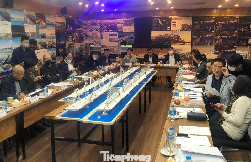 Hội đồng chấm giải làm việc và xem chi tiết từng mô hình thiết kế. Ảnh: T.Đảng Hội đồng chấm giải làm việc và xem chi tiết từng mô hình thiết kế. Ảnh: T.Đảng