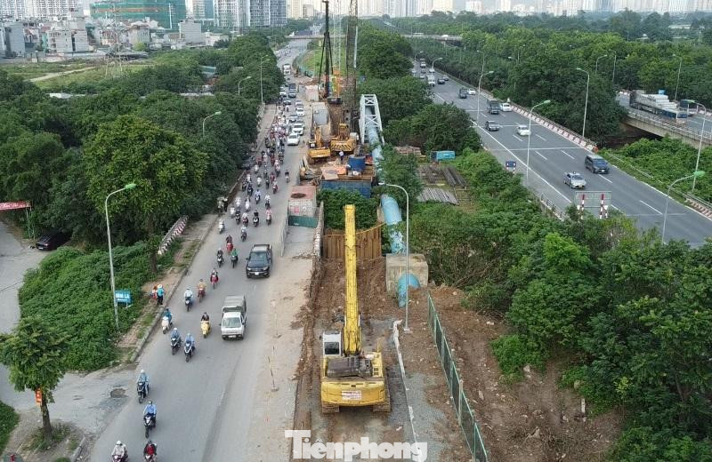 Rất nhiều máy móc, cần cẩu thi công được huy động đến công trường mở rộng đường gom Đại lộ Thăng Long thi công trong chiều 7/6. Rất nhiều máy móc, cần cẩu thi công được huy động đến công trường mở rộng đường gom Đại lộ Thăng Long thi công trong chiều 7/6.