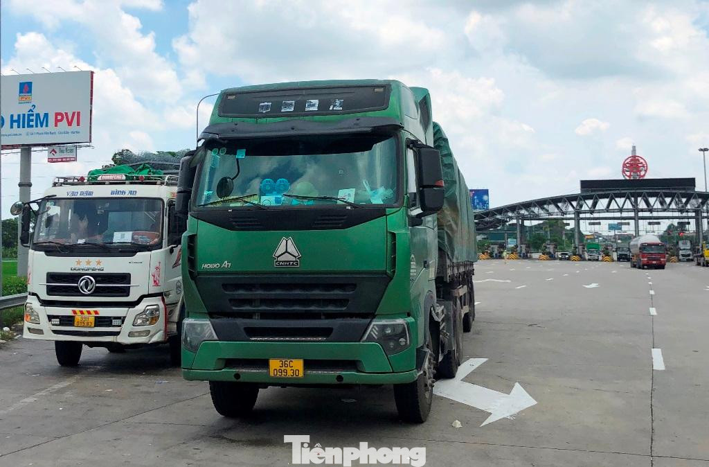 Rất nhiều ô tô con, xe tải dừng ở làn đường khẩn cấp trạm thu phí BOT Pháp Vân - Cầu Giẽ dán thẻ ETC trong ngày 1/8