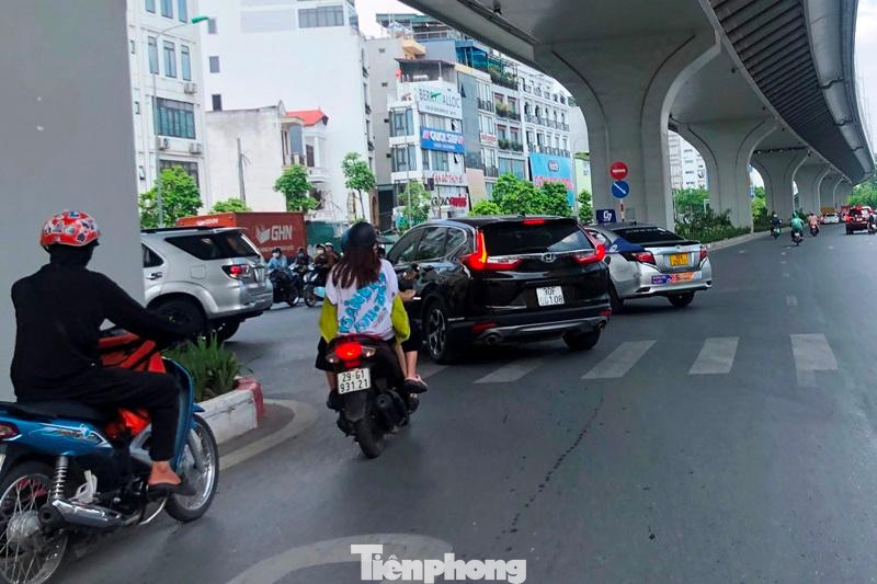 Tuy nhiên với lý do vòng xa sang đường Trường Chinh và Láng mới được quay đầu, nhiều người đi xe máy đã leo/vượt dải phân cách để đi ngược chiều.