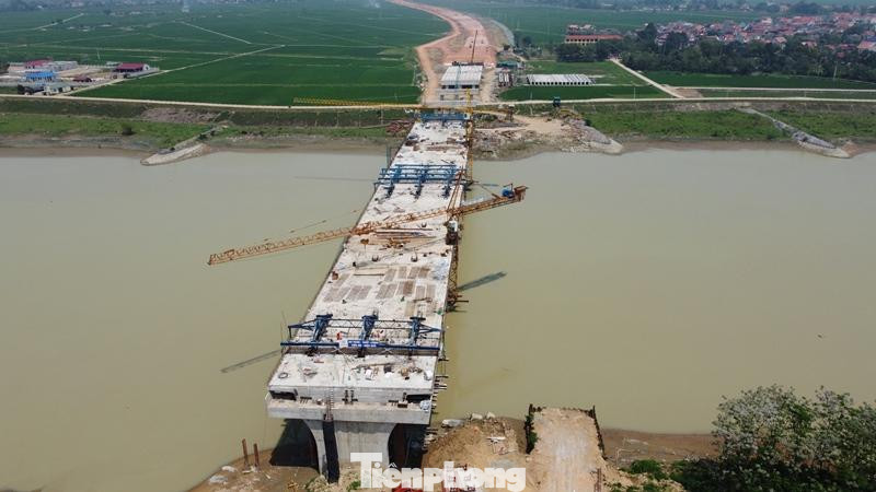 Cầu vượt sông Chu thuộc gói thầu xây lắp số 14 (XL014), dự án xây dựng cao tốc thành phần Bắc Nam đoạn Mai Sơn (Ninh Bình) - QL45 (Thanh Hóa) dài 63,5 km. Cầu vượt sông Chu thuộc gói thầu xây lắp số 14 (XL014), dự án xây dựng cao tốc thành phần Bắc Nam đoạn Mai Sơn (Ninh Bình) - QL45 (Thanh Hóa) dài 63,5 km.