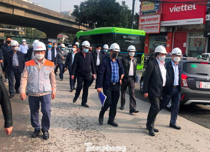 Cùng đi thị sát hai dự án giao thông quan trọng của thành phố với ông Dương Đức Tuấn còn có lãnh đạo các Sở, ngành có liên quan, như: Sở GTVT, Sở KH&ĐT, Tài chính, UBND các quận, huyện có dự án và Chủ đầu tư là Ban Quản lý dự án đầu tư xây dựng công trình giao thông (Ban Giao thông). Cùng đi thị sát hai dự án giao thông quan trọng của thành phố với ông Dương Đức Tuấn còn có lãnh đạo các Sở, ngành có liên quan, như: Sở GTVT, Sở KH&ĐT, Tài chính, UBND các quận, huyện có dự án và Chủ đầu tư là Ban Quản lý dự án đầu tư xây dựng công trình giao thông (Ban Giao thông).