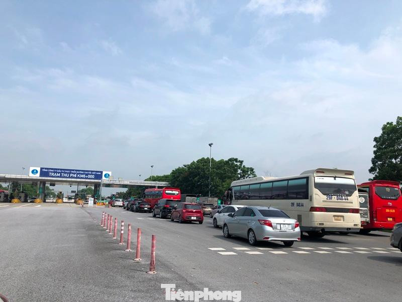 Phương tiện xếp hàng dài lấy vé, trả tiền mặt tại các trạm thu phí trên tuyến cao tốc Nội Bài - Lào Cai hai ngày qua.
