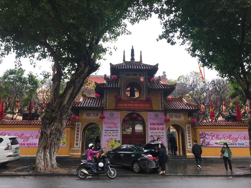 Tại chùa Quán Sứ, tuy không có điểm trông giữ ô tô vào chùa, nhưng một số người tự ý nhận trông xe trên vỉa hè và thu tiền giá cao.