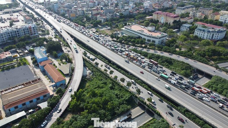 Riêng đường Vành đai 3 trên cao hướng Pháp Vân - Mai Dịch ùn tắc hàng km Riêng đường Vành đai 3 trên cao hướng Pháp Vân - Mai Dịch ùn tắc hàng km