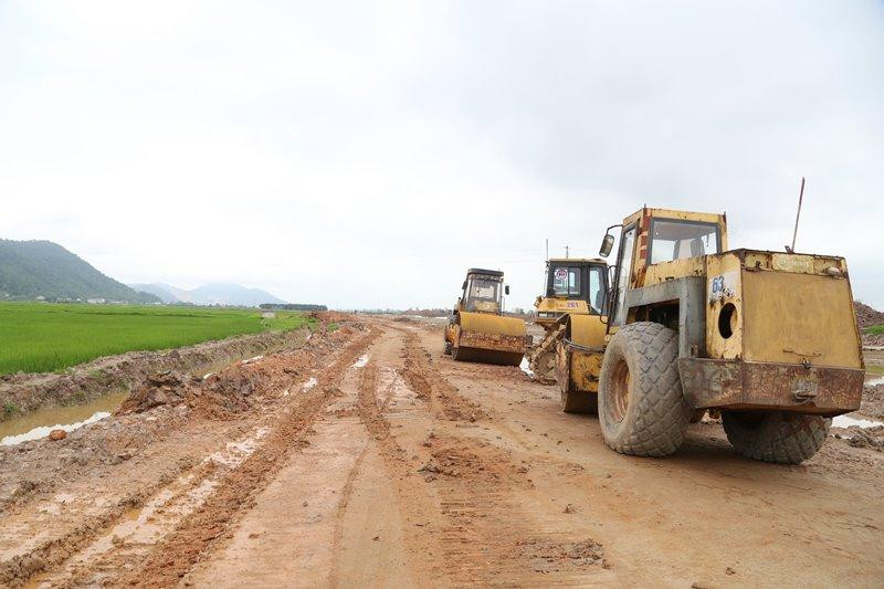 Hiện trường dự án cao tốc Diễn Châu - Bãi Vọt. Hiện trường dự án cao tốc Diễn Châu - Bãi Vọt.