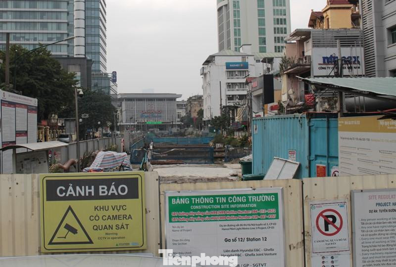 Bên ngoài người dân không có đường để đi, bên trong dự án chiếm gần trọn mặt đường Trần Hưng Đạo vắng bóng công nhân thi công nhiều tháng nay, kể cả thời điểm sau kỳ nghỉ Tết Nhâm Dần, công trường vẫn "cửa đóng then cài" cả ngày, đêm.