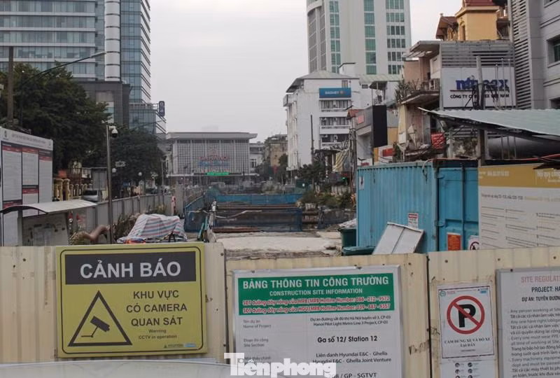 Bên ngoài người dân không có đường để đi, bên trong dự án chiếm gần trọn mặt đường Trần Hưng Đạo vắng bóng công nhân thi công nhiều tháng nay, kể cả thời điểm sau kỳ nghỉ Tết Nhâm Dần, công trường vẫn "cửa đóng then cài" cả ngày, đêm. Bên ngoài người dân không có đường để đi, bên trong dự án chiếm gần trọn mặt đường Trần Hưng Đạo vắng bóng công nhân thi công nhiều tháng nay, kể cả thời điểm sau kỳ nghỉ Tết Nhâm Dần, công trường vẫn "cửa đóng then cài" cả ngày, đêm.